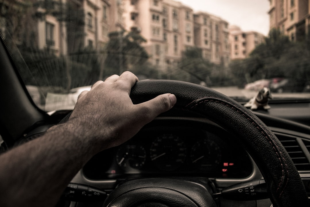 Fahrschüler freut sich über bestandene Prüfung